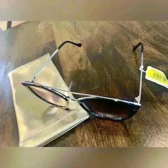 Jessica Simpson Sunglasses w/ Bag - Picture 4 of 8